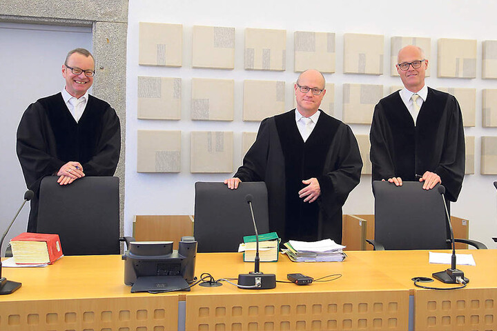 Der Senat, der die Pressearbeit bestätigte: Peter Kober (55), Georg Freiherr
von Welck (57) und Bernd Groschupp (57, v.l.).