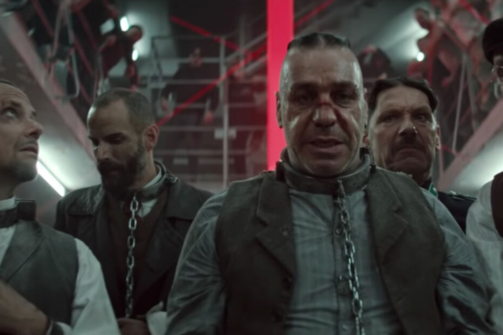 Die Band Rammstein macht sich in ihrem neuen Video selbst zu Opfern und Tätern.