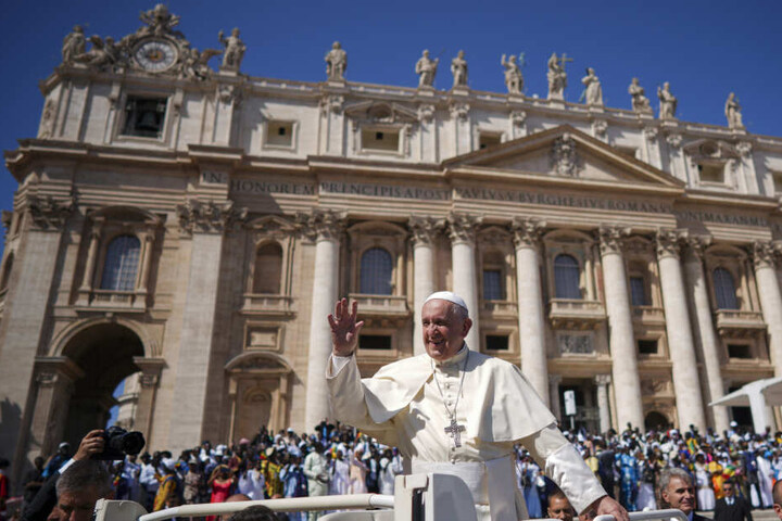Papst Franziskus geht am Ende seiner wöchentlichen Generalaudienz im Vatikan. (Archivbild)