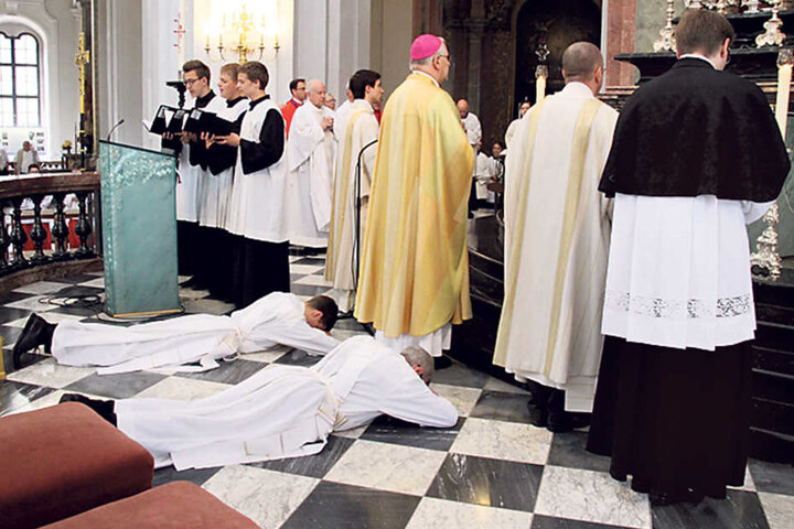 Vor einer Woche wurde Wiesner (liegend, r.) vom Bischof in der Katholischen
Hofkirche in Dresden zum Priester geweiht. Es war sein „bewegendster
Moment“.