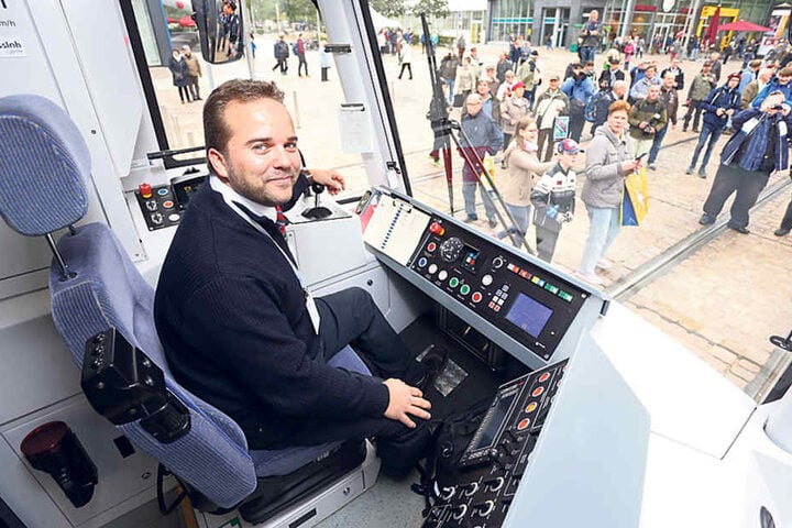 Ronny Preußler (38) durfte gestern die erste Bahn nach Burgstädt fahren.