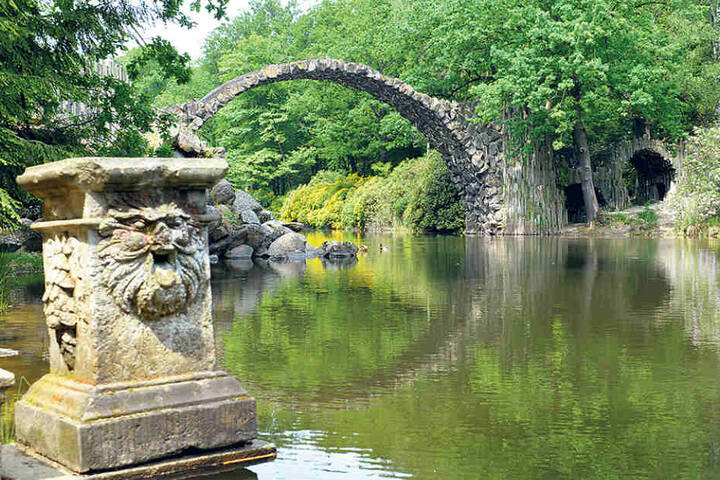 Schätzungsweise eine Million Euro sind für die Sanierung der malerischen Rakotzbrücke im Kromlauer Park nahe Görlitz vonnöten.