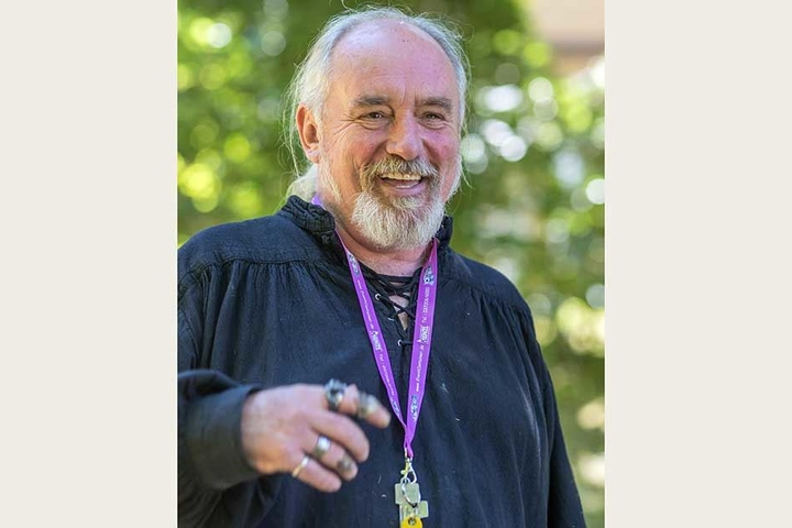 Jörg Theil (59) ist im Vorstand vom Chemnitzer Verein Auxilium und hofft auf viele Spenden für das Projekt Kinderstadt.