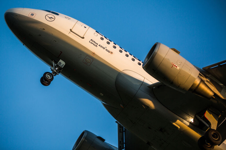 Der Abflug einer Lufthansa-Maschine des Typs Airbus A319 wurde wegen eines kleinen Defekts verschoben. (Symbolbild)