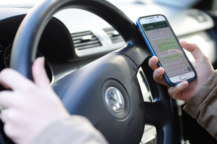 Handy in der Hand? Viele Menschen greifen im Auto zum Smartphone - trotz der Gefahren. (Symbolbild)