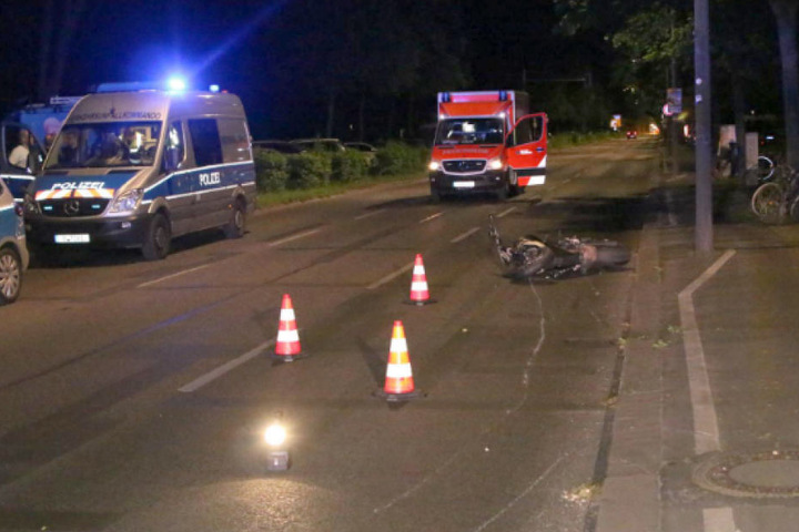 Das Motorrad schlitterte noch meterweit über den Asphalt.