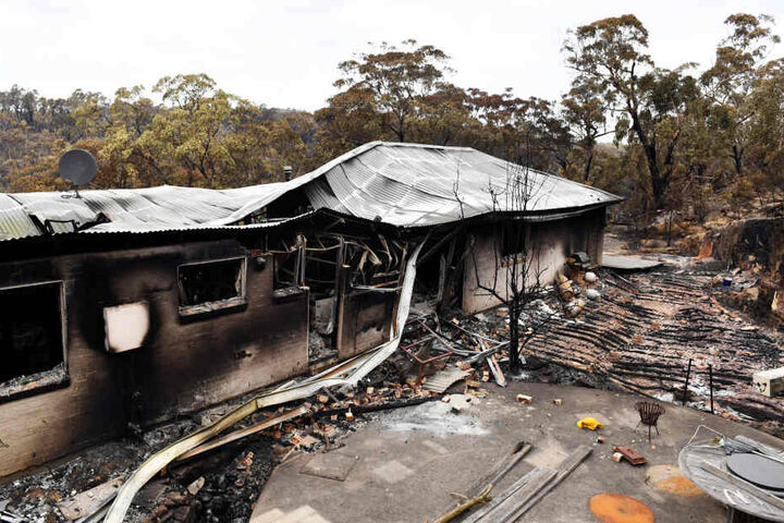 Ein ausgebranntes Haus: die Flammen des Buschfeuers haben den kleinen Ort mit seinen rund 150 Häusern südwestlich von Sydney fast vollständig zerstört.