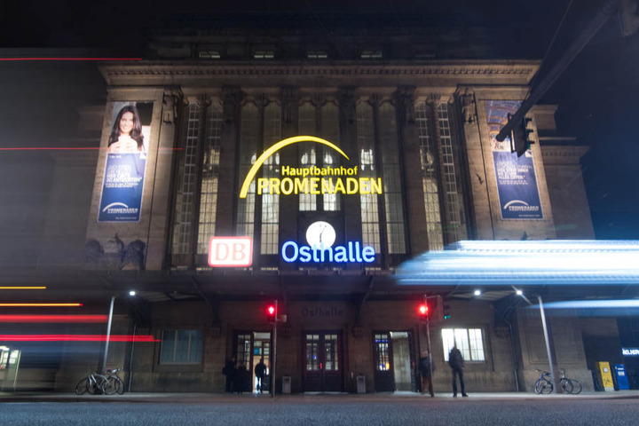 Die Frau konnte sich samt Tasche in den Hauptbahnhof flüchten. (Symbolbild)