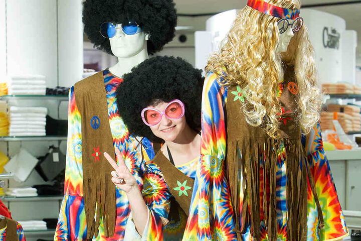 Peace! Als Hippie ist Kaufhof-Mitarbeiterin Mandy Lesch (35) sofort in
Feierlaune.