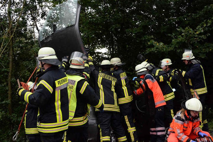 Hier klappen die Feuerwehrmänner das Dach des BMWs um, um an die Schwerverletzte zu gelangen.