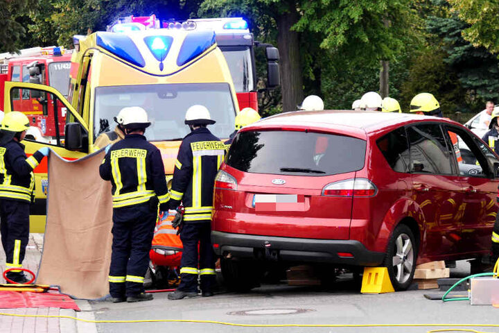 Einsatzkräfte der Feuerwehr befreiten die Frau. Sie wurde schwer verletzt.