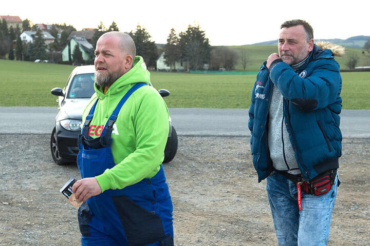 PEGIDA-Vize Siegfried Däbritz (43, l.) hatte sich extra für seine Rede eine Latzhose angezogen, rauschte aber schon vorher mit Lutz Bachmann (46) ab.