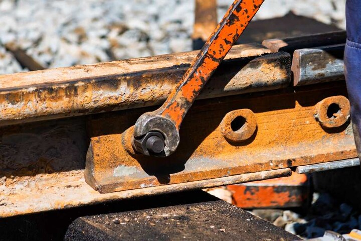 MoBiel-Mitarbeiter reparieren die kaputte Schiene. (Symbolbild)