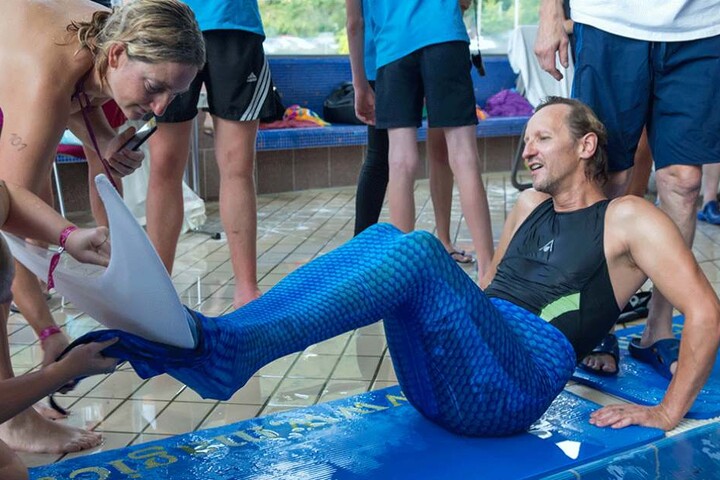 Ein Wassermann bereitet sich auf den Start vor.