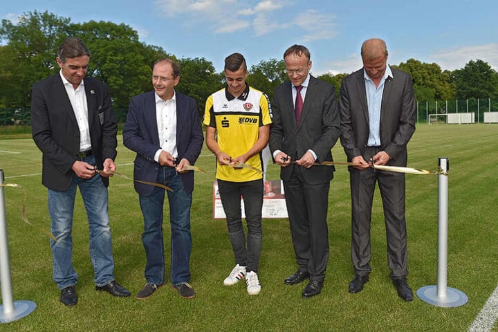 Im Juni weihte Dynamo-Boss Ralf Minge (l.) u.a. zusammen mit Ulbig (2.v.l.) den neuen Rasenplatz der Nachwuchsakademie ein.