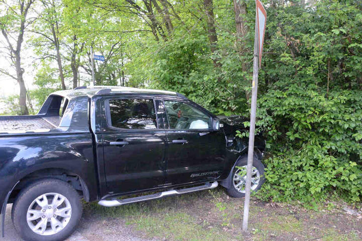 Danach krachte der 57-Jährige gegen einen Baum.