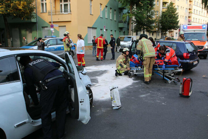 Einsatzkräfte versorgen einen Verletzten.