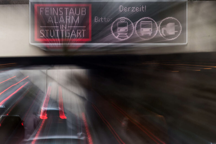 Beim Feinstaubalarm wird die Bevölkerung aufgefordert auf öffentliche Verkehrsmittel oder Elektroautos umzusteigen. (Symbolbild)