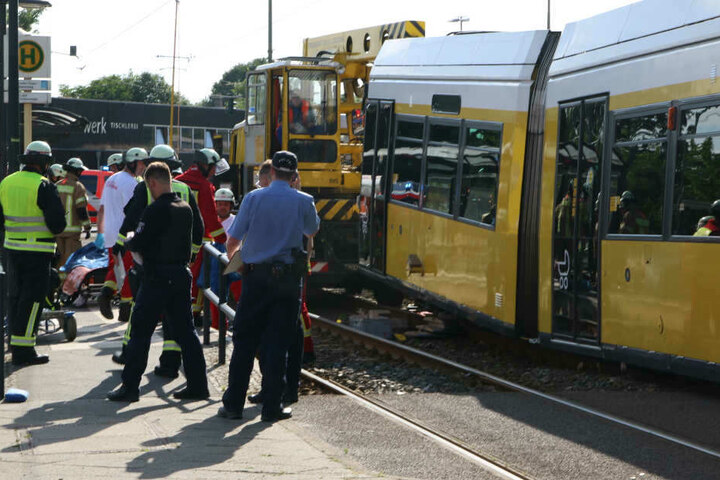 Zwei Feuerwehrmänner, die helfen wollten, wurden ebenfalls verletzt. (Archivbild)
