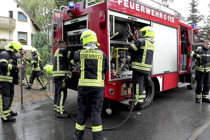 Im Richterweg schlug ein Blitz in eine Fichte ein und setzte diese in Brand.