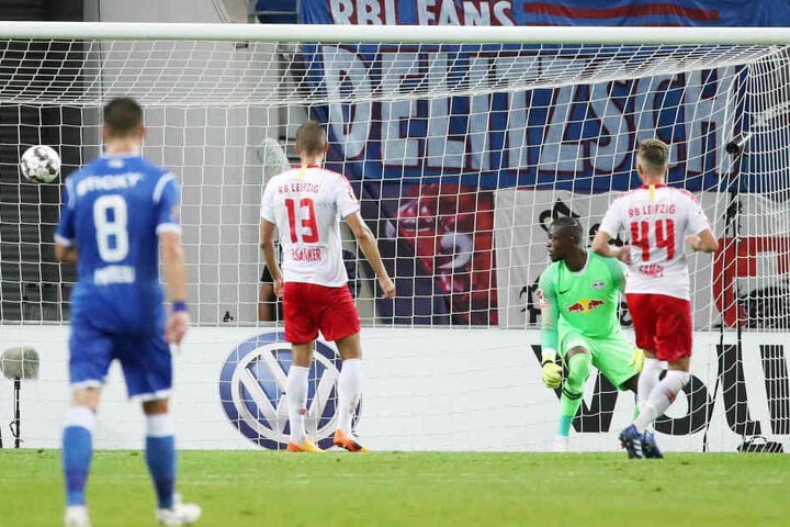 Da kann Torhüter Yvon Mvogo nur hinterschauen: Das Gegentor zum 1:3 fiel in der 3. Minute der Nachspielzeit.