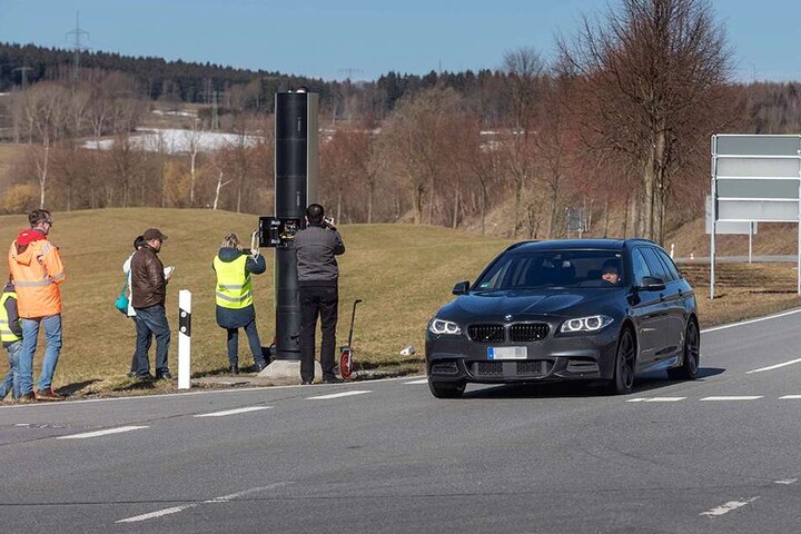 Ortstermin des Amtsgerichts: Ein BMW musste mit Vollgas am Blitzer vorbeifahren.