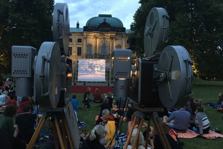Ein bisschen wie Inception: Film schauen vor filmischem Hintergrund