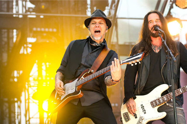"Böhse Onkelz": Bassist Stephan Weidner (r) und Gitarrist Matthias Röhr stehen bei einem Konzert in Hockenheim auf der Bühne (Archivbild).