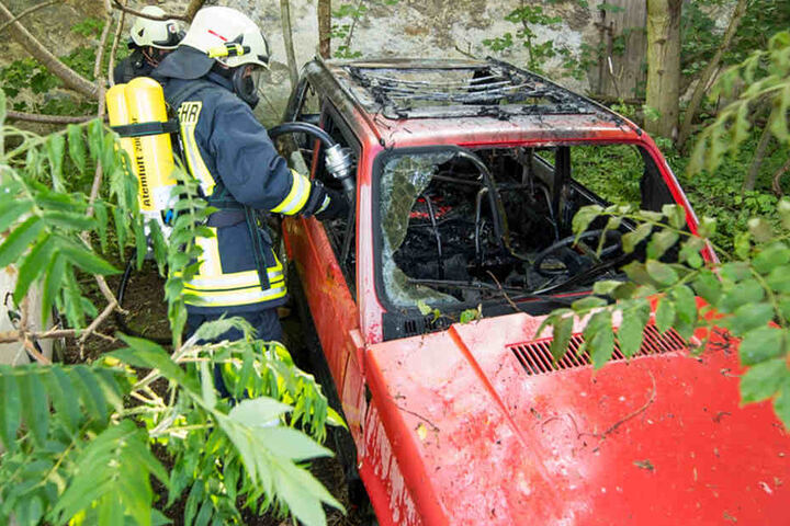 Dort brannte ein Auto ab, das zwei zündelnde Kinder in Brand gesteckt hatten.