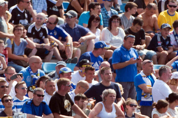 Kämpfen und sammeln für den Erhalt ihrer Südkurve: die treuen Anhänger des Jenaer Fußballclubs.