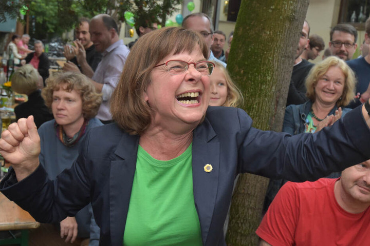 Ursula Nonnemacher (l), Spitzenkandidatin von Bündnis90/Die Grünen für die Landtagswahl in Brandenburg, freut sich am 14.09.2014 nach der ersten Prognose auf einer Wahlparty ihrer Partei in Potsdam (Brandenburg). (Archivbild)