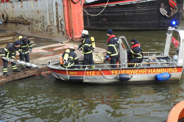 Rettungskräfte bergen die Leiche aus dem Wasser der Norderelbe.