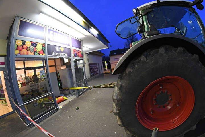 Der Traktor stand bereit, die Seilkonstruktion war befestigt.