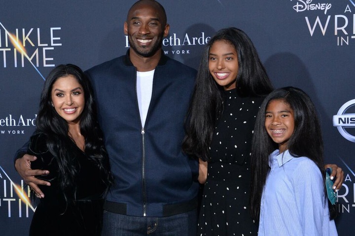 Kobe Bryant mit seiner Frau Vanessa (l), und seinen beiden Töchtern Natalia und Gianna (r). Gianna soll bei dem Absturz ebenfalls ums Leben gekommen sein.