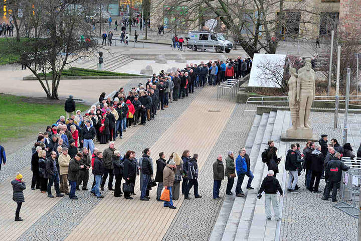 Lange Schlange vor
der Stadthalle: Zum
Asylgipfel kamen
1200 Chemnitzer.