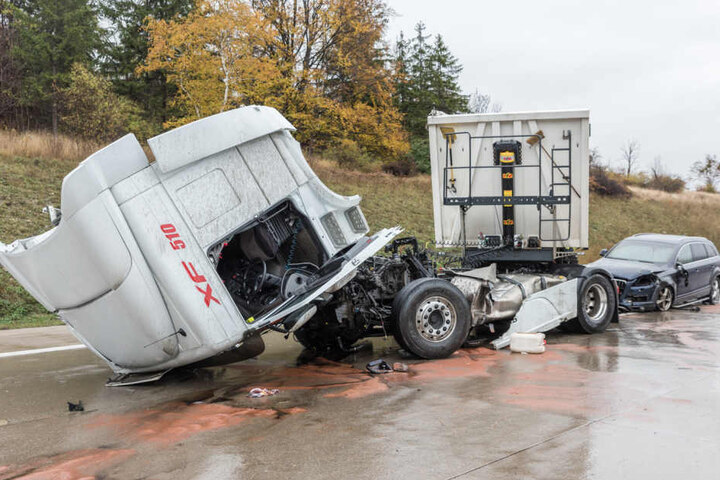 Der Fahrer des Audi konnte nicht mehr rechtzeitig bremsen und krachte in den Sattelzug.