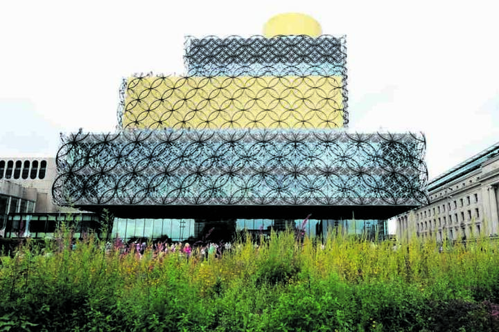 Hingucker: Die Fassade der Bibliothek von Birmingham besteht aus 16000 Teilen
- und wurde komplett in Limbach-Oberfrohna oberflächen-veredelt.