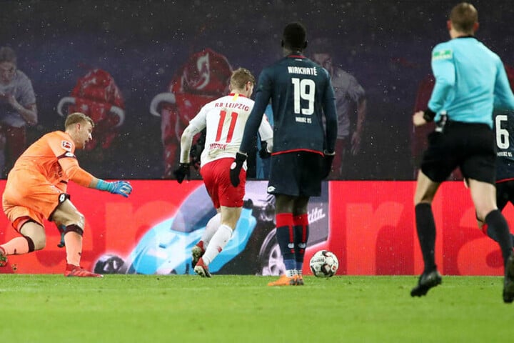 Timo Werner (#11) machte in der 74. Minute alles klar, umkurvte Keeper Robin Zentner (l.) und vollendete zum 3:1.