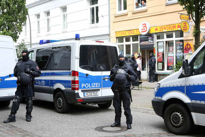 Polizisten sichern am Samstagmittag eine Razzia in einem linken Vereinsheim.