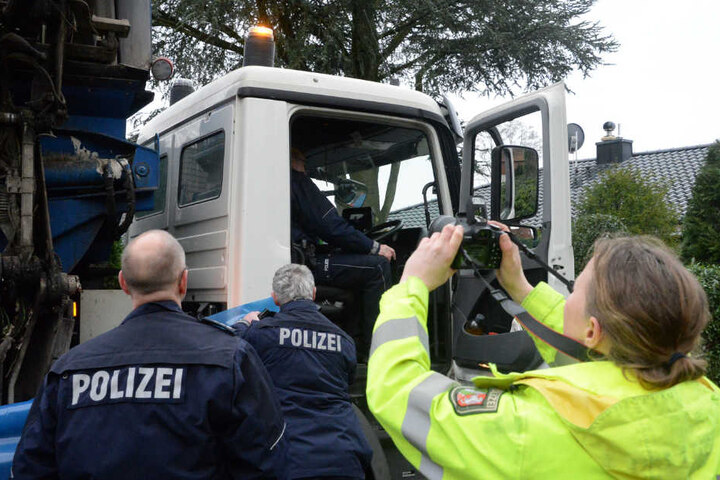 Sachverständiger und Polizei ermitteln vor Ort.