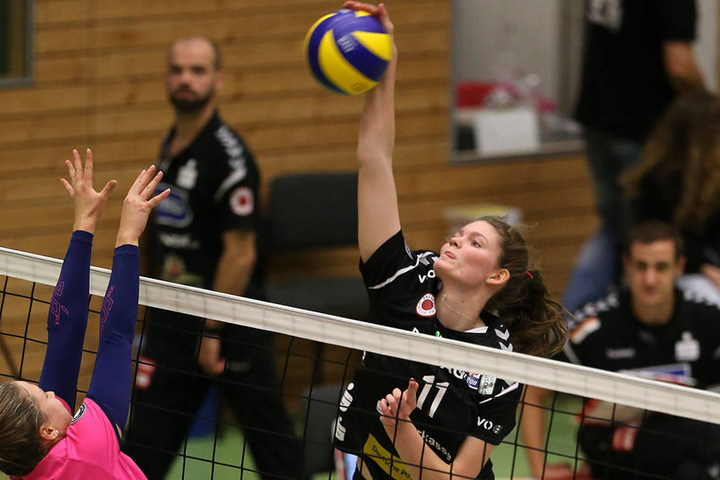 Rica Maase im Angriff. Die 17-Jährige verwandelte gegen den BBSC den
Matchball zum 3:0-Sieg für Favorit DSC.