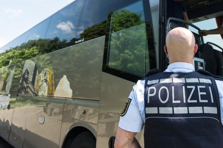 Der 62 Jahre alte Mann aus Spanien ist bei der Kontrolle eines Reisebusses aufgeflogen. (Symbolbild)