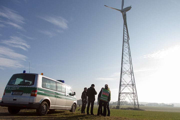 Der Pilot flog dauerhaft sehr tief und prallte gegen diese Windkraftanlage.