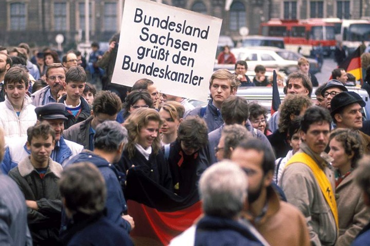 Ebenfalls in Leipzig, November 1989: Die Menschen sind mehrheitlich auf Kanzler-Kurs.