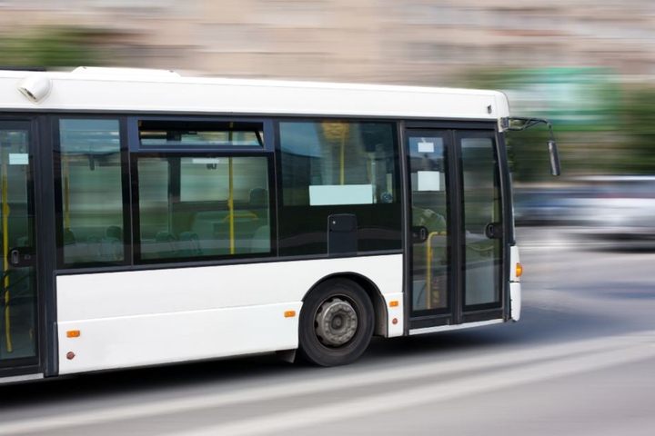 Ein Linienbus erfasste die 54-Jährige und verletzte sie schwer. (Symbolbild)