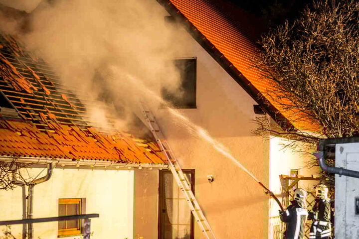 Die Garage brannte zwar ab, ein Übergreifen der Flammen auf das angrenzende Wohnhaus wurde aber verhindert.