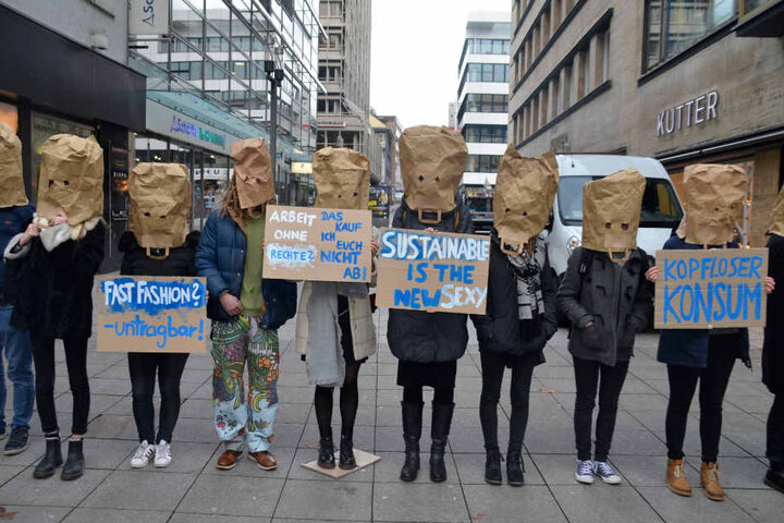 "Kopfloser Konsum", "Fast Fashion? Untragbar!": Protestierende vor der neuen Filiale der Modekette.