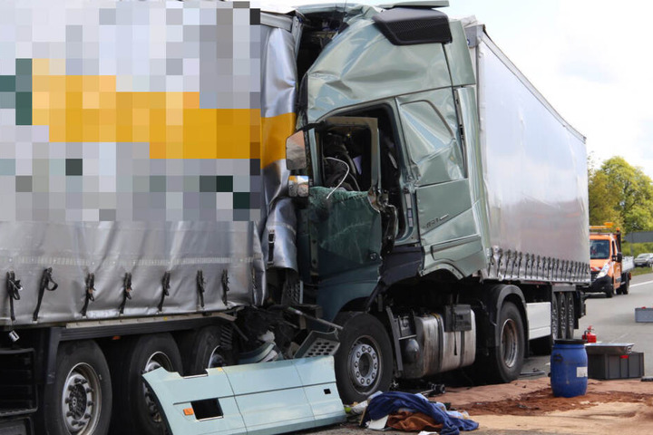 Auf der A4 kam es ebenfalls zu einem schweren Unfall zwischen mehreren Lkw.