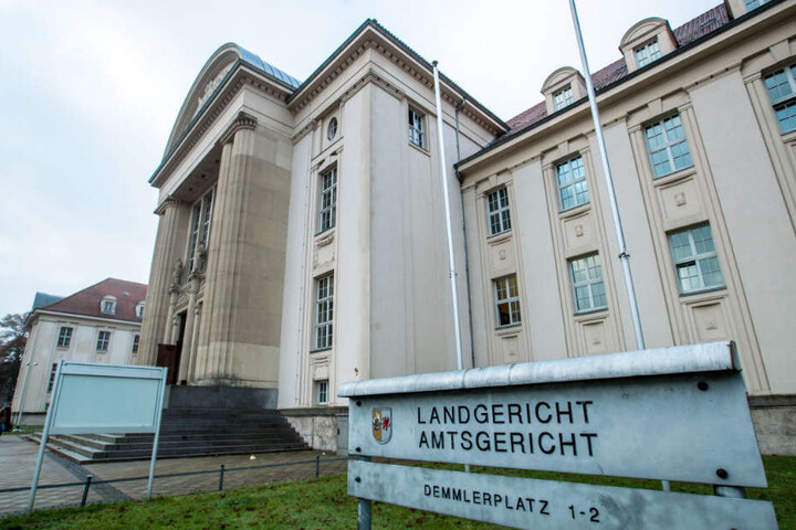 Vor dem Landgericht Schwerin endete der Prozess gegen den angeklagten Jugendclub-Betreuer mit einem Schuldspruch (Archivbild).