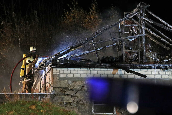 Feuerwehrleute brachten die Flammen unter Kontrolle.